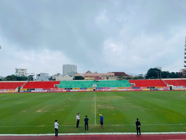 Sân Quy Nhơn vẫn chưa đạt yêu cầu để thi đấu - Ảnh 2.